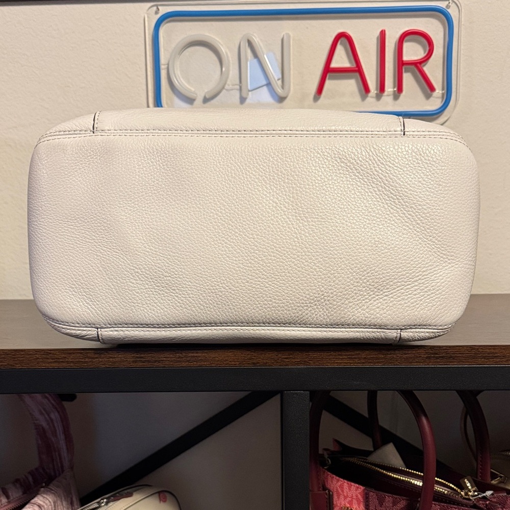 Michael Kors Elegant White Leather Shoulder Bag - Picture 6 of 10